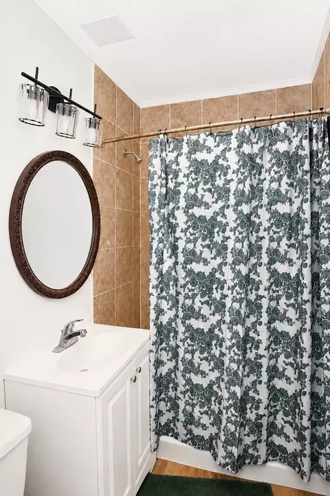 Bath - 1504 Pitner Ave, Evanston, IL 60201 photo 1 of 2