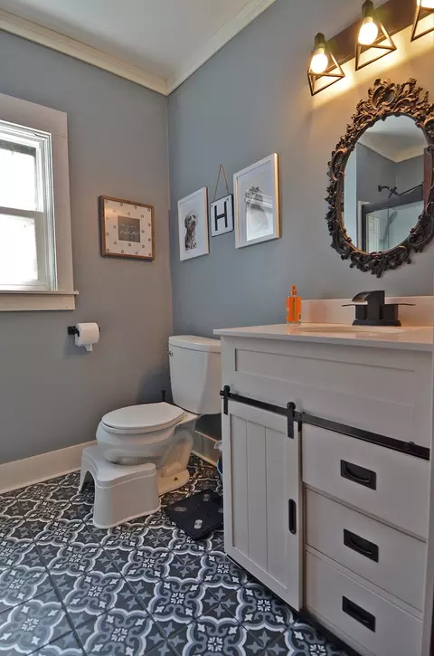 Bath - 648 Webster St, Ottawa, IL 61350 photo 1 of 2