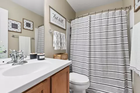 Bath - 1021 Crane Pt, Elgin, IL 60124 photo 2 of 3