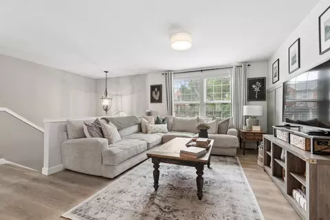Living - 1021 Crane Pt, Elgin, IL 60124 photo 2 of 3
