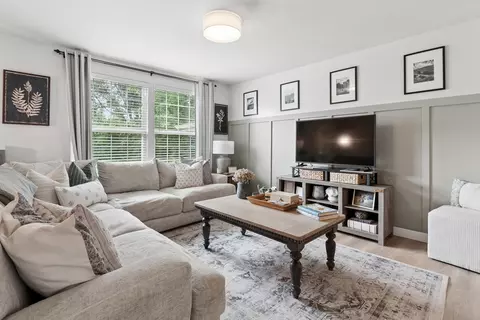 Living - 1021 Crane Pt, Elgin, IL 60124 photo 1 of 3