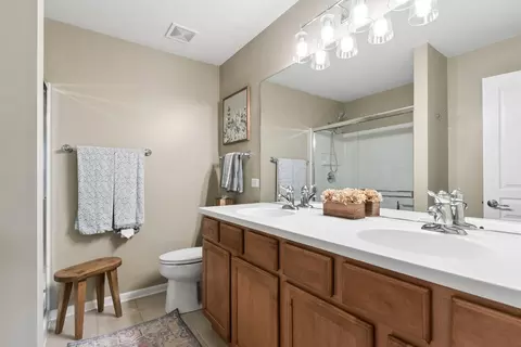 Bath - 1021 Crane Pt, Elgin, IL 60124 photo 1 of 3