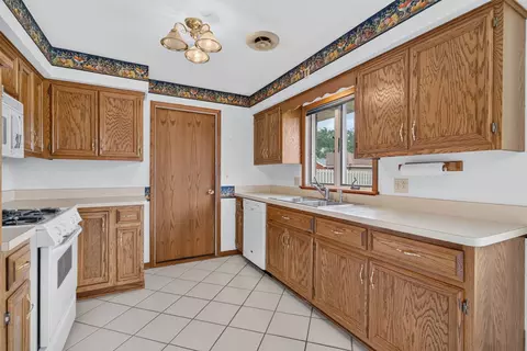 Kitchen - 1817 Root St, Crest Hill, IL 60403 photo 6 of 9