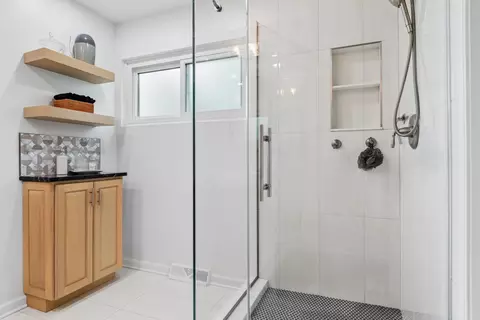 Bath - 2243 Cheshire Dr, Aurora, IL 60502 photo 3 of 4
