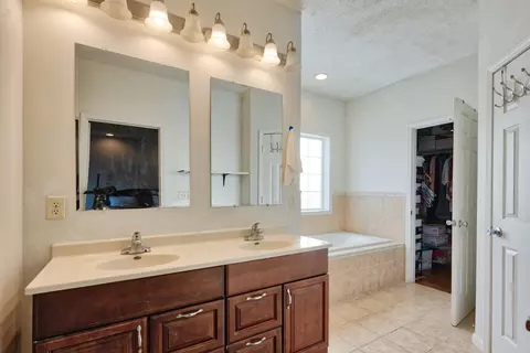 Bath - 4397 Renaissance Dr, Normal, IL 61761 photo 2 of 4