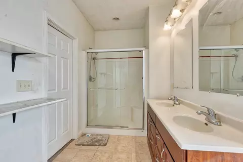 Bath - 4397 Renaissance Dr, Normal, IL 61761 photo 3 of 4