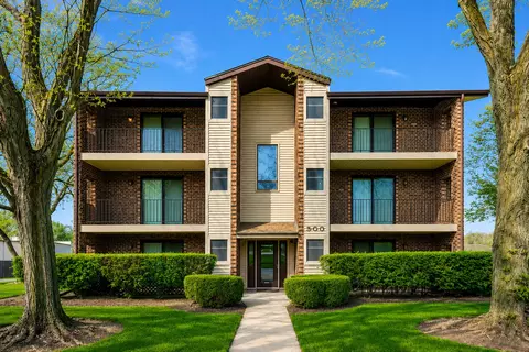 500 Valley Dr #301, Naperville, IL 60563