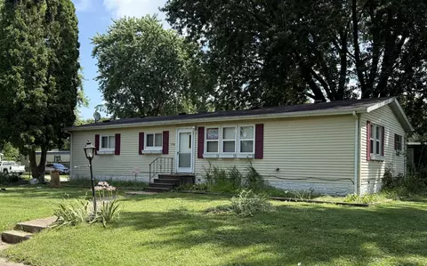 98 Maple Ln, Sandwich, IL 60548