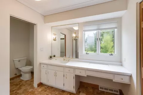 Bath - 212 Cheviot Dr, Bartlett, IL 60103 photo 2 of 3