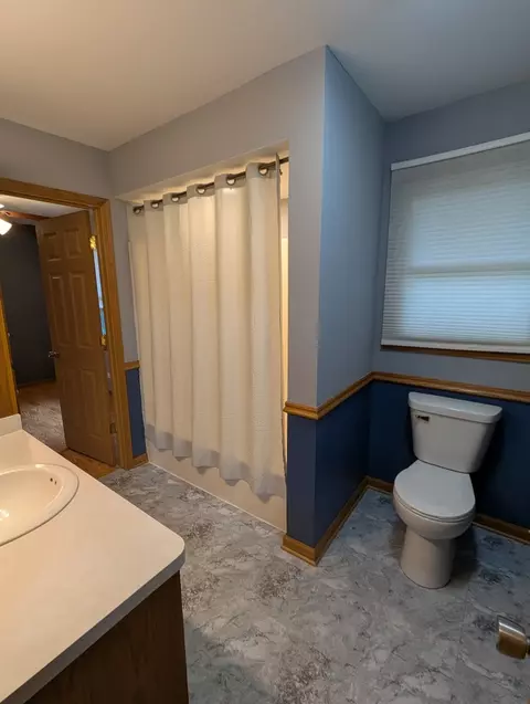 Bath - 41 W475 Silvana Dr, Elgin, IL 60124 photo 1 of 1