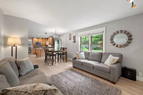 Living - 3220 W Lorient Dr, Mchenry, IL 60050 photo 3 of 4
