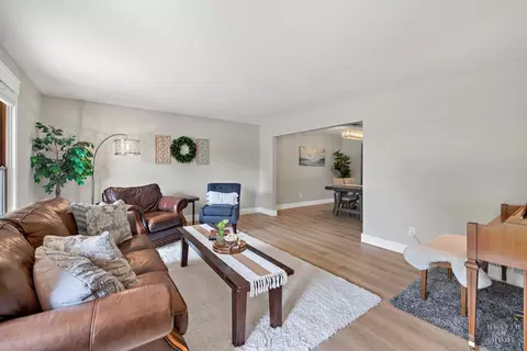 Living - 3220 W Lorient Dr, Mchenry, IL 60050 photo 1 of 4
