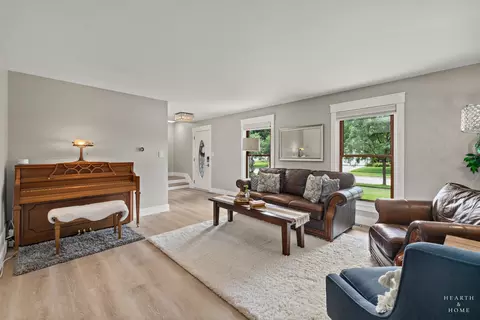 Living - 3220 W Lorient Dr, Mchenry, IL 60050 photo 2 of 4