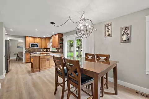 Dining - 3220 W Lorient Dr, Mchenry, IL 60050 photo 3 of 4