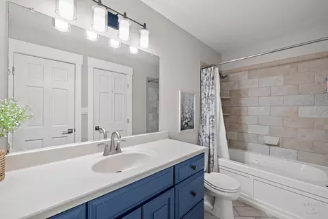 Bath - 3220 W Lorient Dr, Mchenry, IL 60050 photo 3 of 3