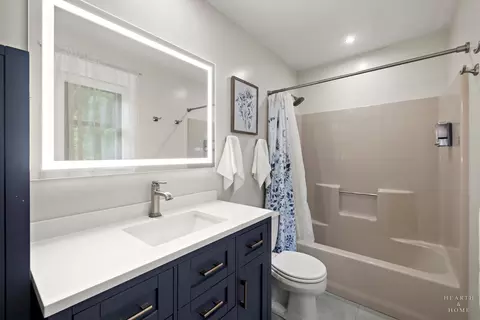 Bath - 3220 W Lorient Dr, Mchenry, IL 60050 photo 2 of 3