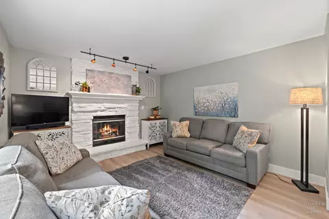 Living - 3220 W Lorient Dr, Mchenry, IL 60050 photo 4 of 4