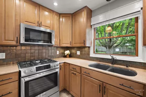 Kitchen - 3220 W Lorient Dr, Mchenry, IL 60050 photo 2 of 5
