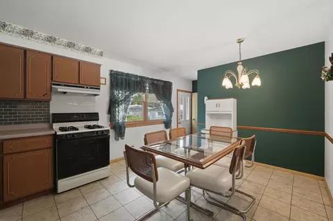 Dining - 730 W Beach Dr, Addison, IL 60101 photo 1 of 3