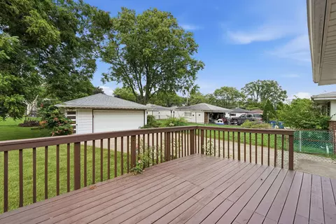 Exterior - 730 W Beach Dr, Addison, IL 60101 photo 3 of 5