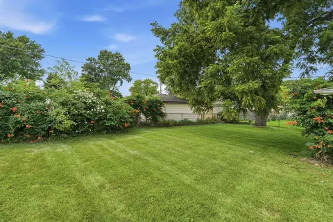 Exterior - 730 W Beach Dr, Addison, IL 60101 photo 5 of 5