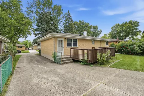 Exterior - 730 W Beach Dr, Addison, IL 60101 photo 2 of 5