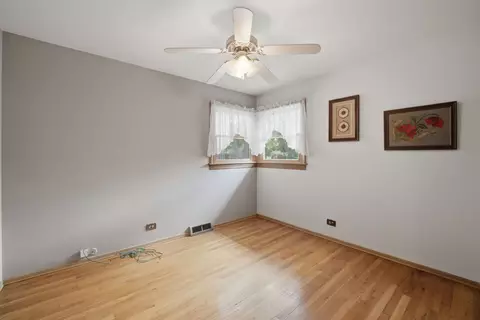 Bedroom - 730 W Beach Dr, Addison, IL 60101 photo 4 of 5