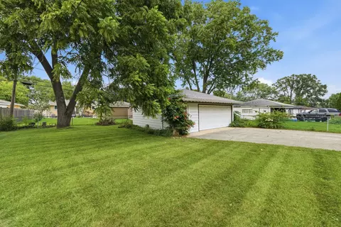 Exterior - 730 W Beach Dr, Addison, IL 60101 photo 4 of 5