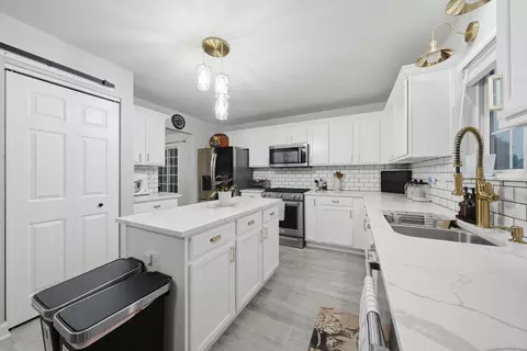Kitchen - 1448 Sedge Pass, Minooka, IL 60447 photo 2 of 3