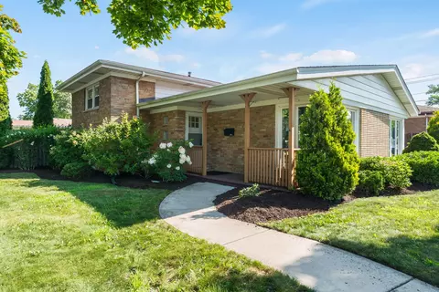 5016 W 107th St, Oak Lawn, IL 60453