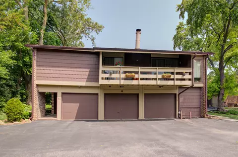 4 W Millstone Ct #A, Palos Hills, IL 60465
