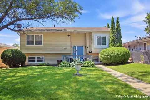 2714 Gilead Ave, Zion, IL 60099
