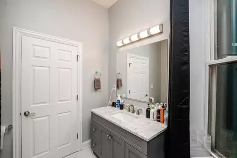 Bath - 735 E 50th St #2, Chicago, IL 60615 photo 2 of 3