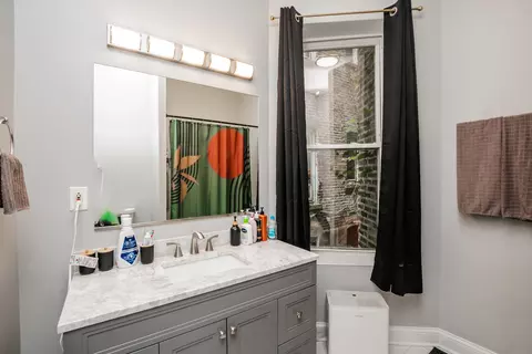 Bath - 735 E 50th St #2, Chicago, IL 60615 photo 1 of 3