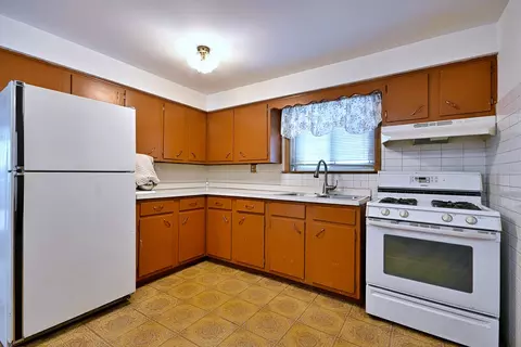 Kitchen - 611 N Lincoln Ave, Addison, IL 60101 photo 4 of 4
