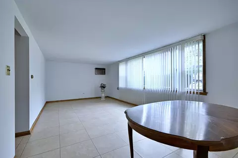 Living - 611 N Lincoln Ave, Addison, IL 60101 photo 3 of 3