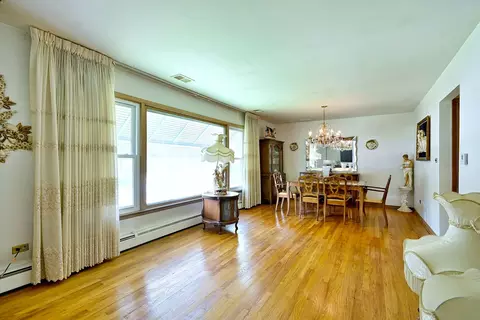 Dining - 611 N Lincoln Ave, Addison, IL 60101 photo 1 of 2