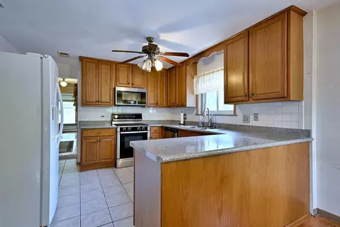 Kitchen - 611 N Lincoln Ave, Addison, IL 60101 photo 2 of 4