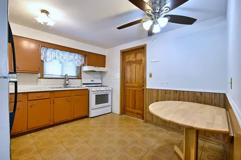 Kitchen - 611 N Lincoln Ave, Addison, IL 60101 photo 3 of 4