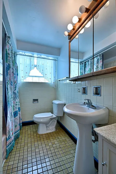 Bath - 611 N Lincoln Ave, Addison, IL 60101 photo 2 of 2