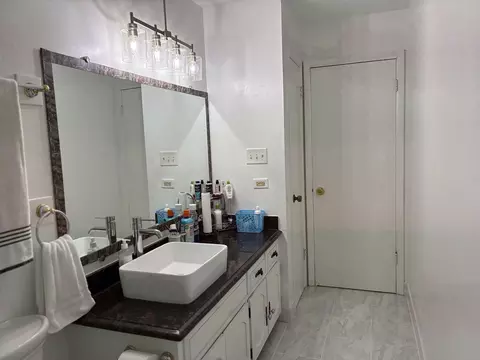 Bath - 14924 Knox Ave, Midlothian, IL 60445 photo 1 of 3