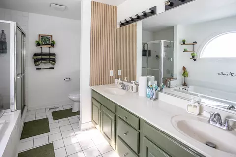 Bath - 1422 Eagle Ridge Dr, Antioch, IL 60002 photo 4 of 6