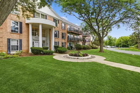Exterior - 5300 Carriage Way Dr #107, Rolling Meadows, IL 60008 photo 1 of 4