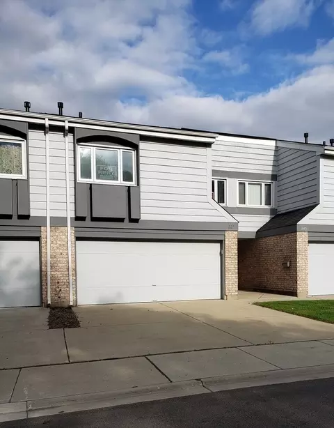 227 Lakeshore Ln, Bloomingdale, IL 60108