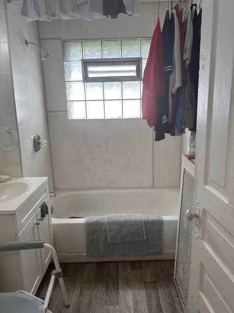 Bath - 5336 S Union Ave, Chicago, IL 60609 photo 2 of 4