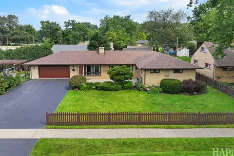 365 Woodland Dr, Grayslake, IL 60030