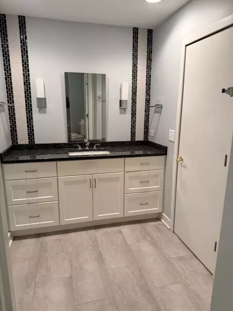 Bath - 21070 W Hazelnut Ln, Plainfield, IL 60544 photo 5 of 7