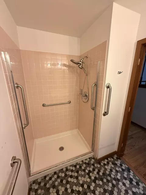 Bath - 21070 W Hazelnut Ln, Plainfield, IL 60544 photo 3 of 7