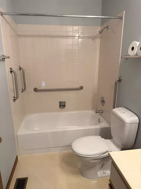 Bath - 21070 W Hazelnut Ln, Plainfield, IL 60544 photo 2 of 7