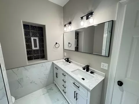 Bath - 543 E 43rd St #3W, Chicago, IL 60653 photo 4 of 5